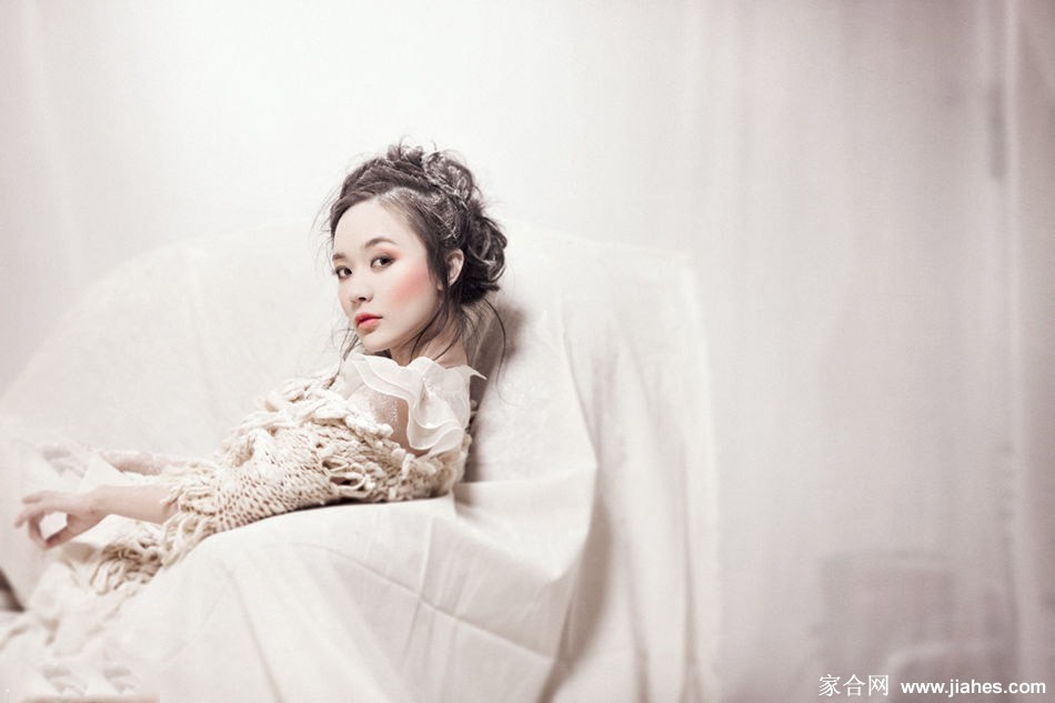 霍思燕:另类白雪公主的惊艳蜕变 霍思燕回眸瞬间,眼神中既有公主的纯真又有成熟女性的韵味